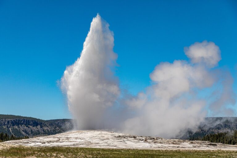 2048px-Yellowstone_National_Park_(WY,_USA),_Old_Faithful_Geyser_--_2022_--_2599